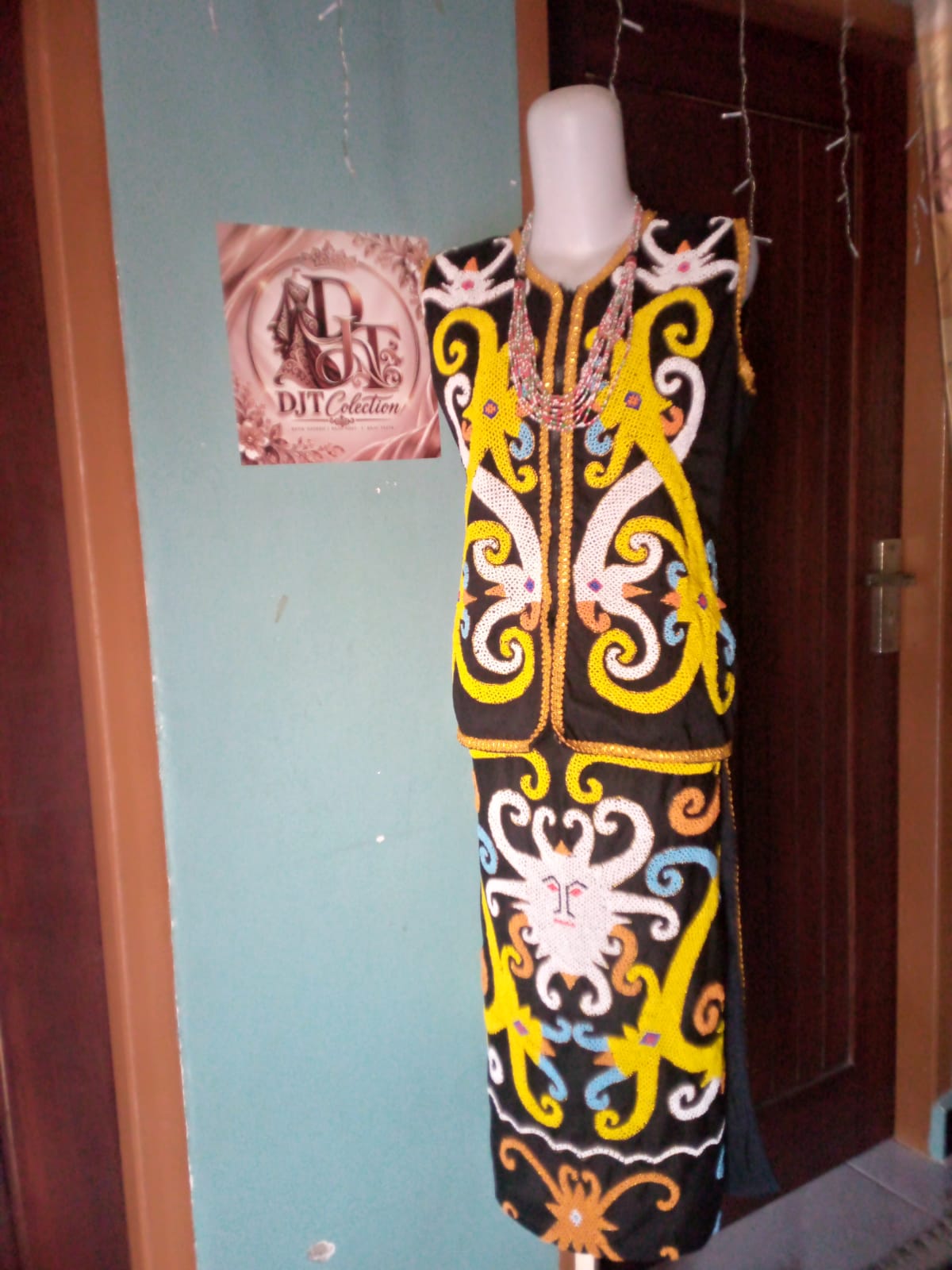 Rompi adat wanita