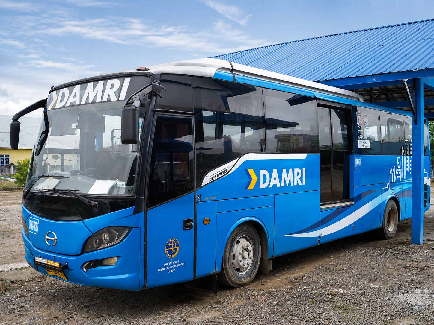 Bus DAMRI bersubsidi melintasi jalan trans-Kalimantan